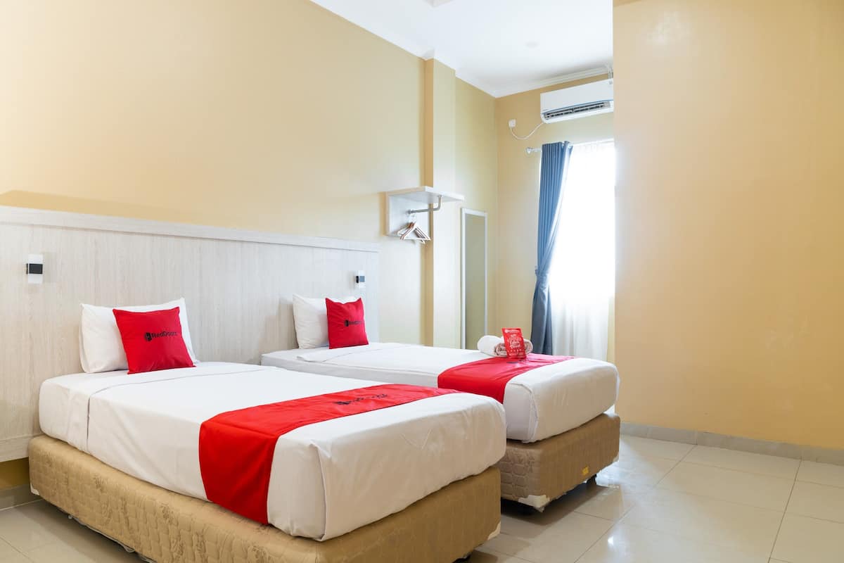 Premium Twin Room (Reddoorz)
