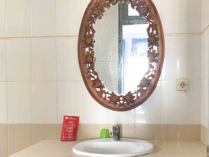 Regadera, amenidades de baño gratuitas, toallas