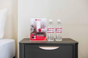 Double Room (Reddoorz) | Room amenity - RedDoorz @ Ruko ITC Roxy Mas (Jakarta)