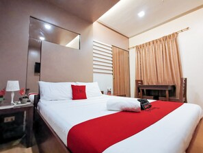 Desk, free WiFi - RedDoorz Plus near Robinsons Place Gensan (General Santos)