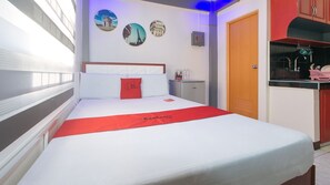 Double Room (Reddoorz) | Desk, bed sheets - RedDoorz @ A&F C5 Pinagsama Taguig (Taguig)