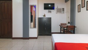 Escritorio y ropa de cama