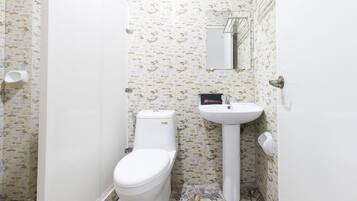 Shower, free toiletries, towels