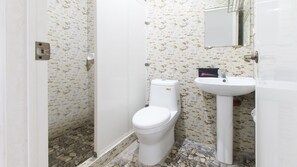 Douche, articles de toilette gratuits, serviettes fournies