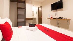 Double Room (Reddoorz) | Desk, free WiFi, bed sheets - RedDoorz Plus @ Diola Villamonte Bacolod (Bacolod)