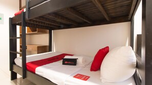 Triple Room | Desk, free WiFi, bed sheets - RedDoorz Plus @ Diola Villamonte Bacolod (Bacolod)