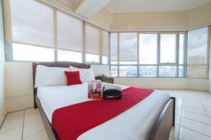 Deluxe Double Room | Desk, free WiFi, bed sheets - RedDoorz Plus @ E Rodriguez Corner Banawe (Quezon City)