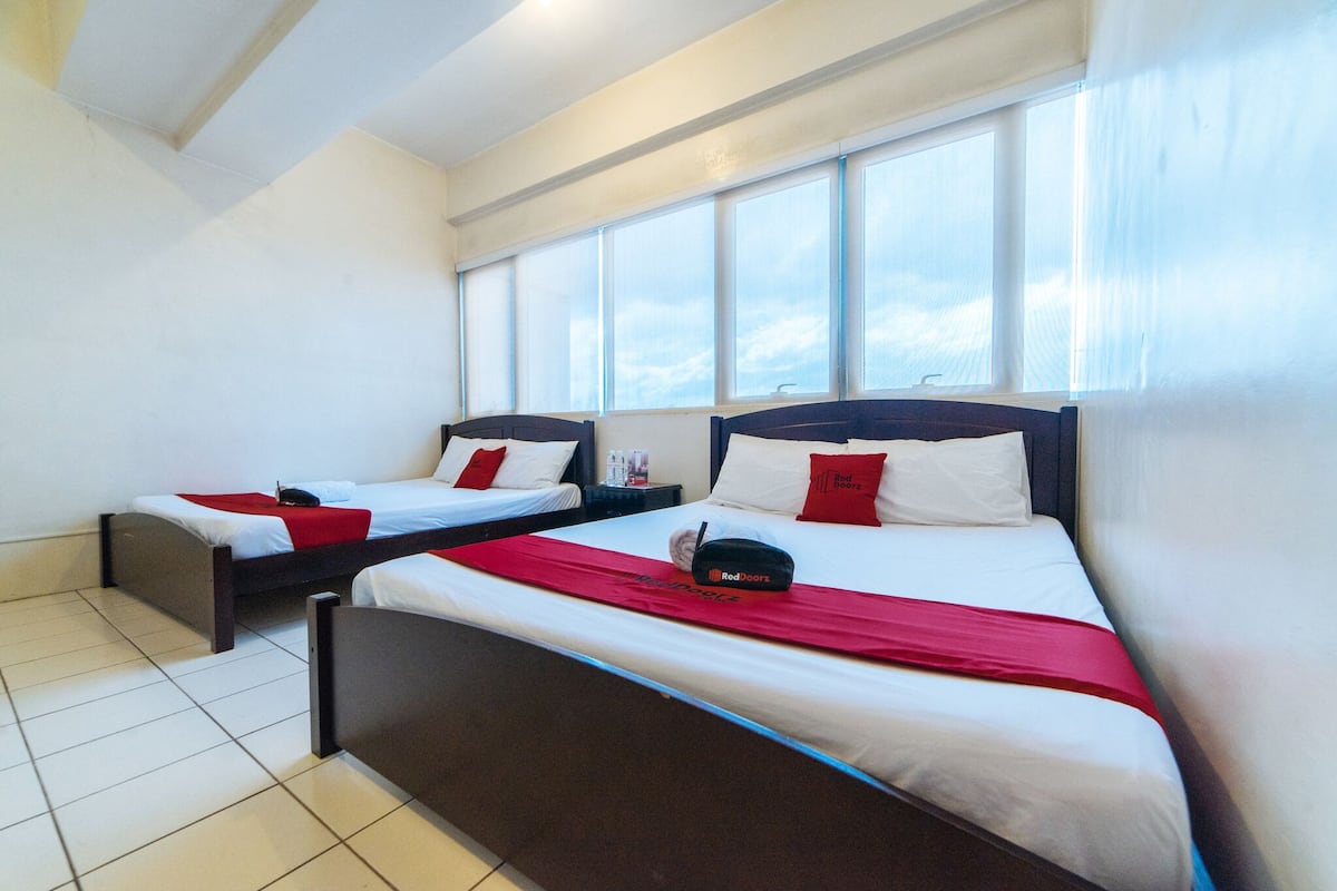 Family Room | Desk, free WiFi, bed sheets
