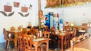 Restaurant - RedDoorz Hostel @ Deomar Hometel & Farm Cafe Vigan Ilocos (San Vicente)