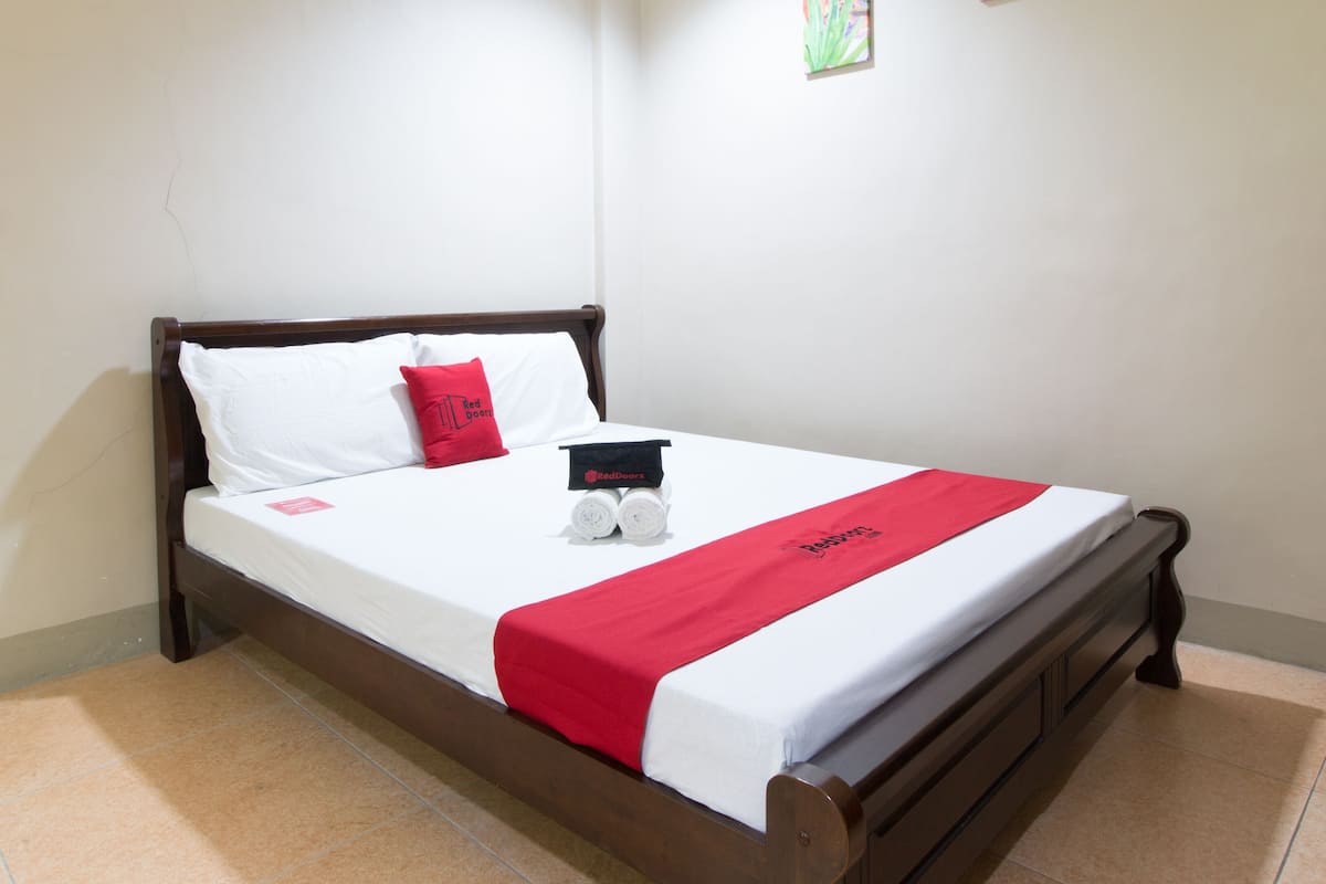 Double Room (Reddoorz) | Desk