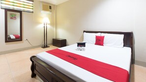 Double Room (Reddoorz) | Desk - RedDoorz @ Teofila Lodge (Vigan)