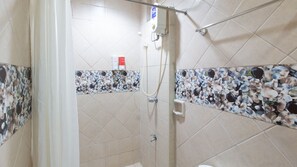 Dusche, kostenlose Toilettenartikel, Handtücher