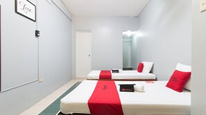 Kahden hengen huone (kaksi sänkyä) | Työpöytä