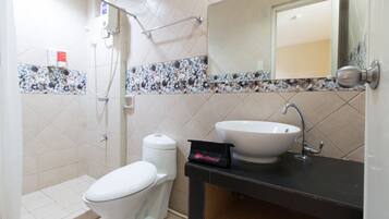 Shower, free toiletries, towels
