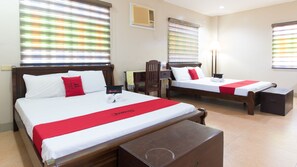 Deluxe Room | Desk - RedDoorz @ Teofila Lodge (Vigan)