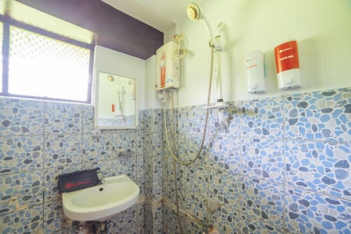 Regadera, amenidades de baño gratuitas, toallas 
