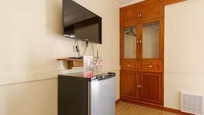 Triple Room | Room amenity - RedDoorz Plus near Johnson and Johnson Paranaque (Parañaque)