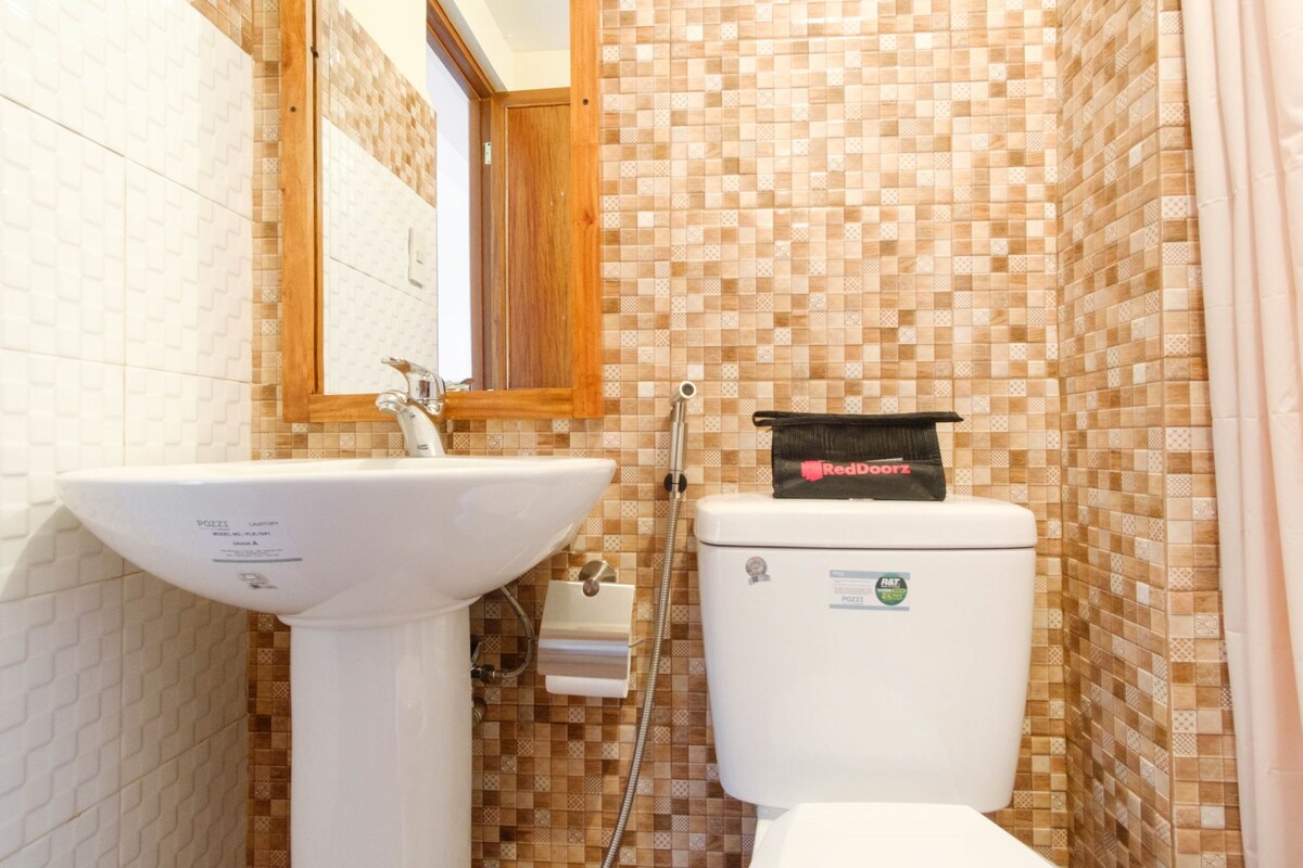 Bathroom | Shower, free toiletries, towels