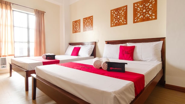 Quadruple Room | Desk, WiFi (free) - RedDoorz Plus near Johnson and Johnson Paranaque (Parañaque)