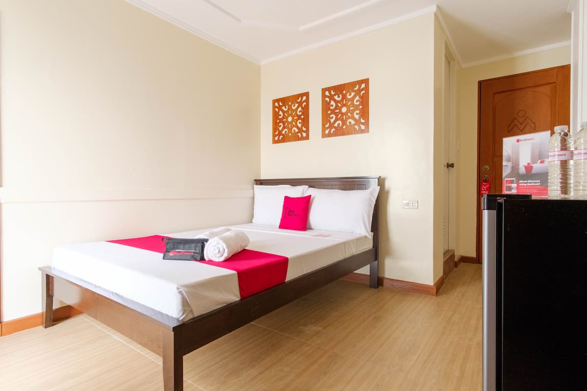 Double Room (Reddoorz) | Desk, free WiFi