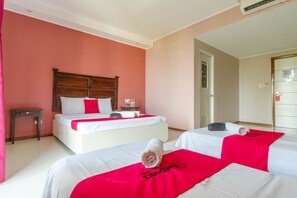 Quadruple Room | Desk, bed sheets - RedDoorz Plus @ West Nautical Road Puerto Galera (Puerto Galera)