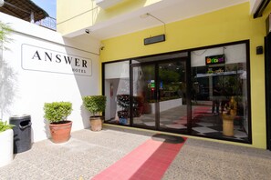 Property entrance - RedDoorz Plus @ West Nautical Road Puerto Galera (Puerto Galera)