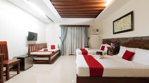 Quadruple Room | Desk - RedDoorz Plus @ Melsol Metro Vigan (Bantay)