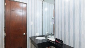 Shower, free toiletries, towels - RedDoorz Plus @ Melsol Metro Vigan (Bantay)