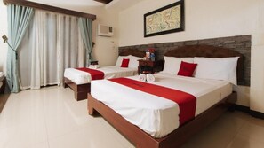 Vierbettzimmer | Schreibtisch