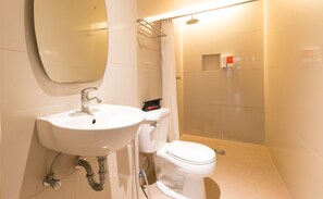 Estudio | Baño | Ducha, artículos de higiene personal gratuitos y toallas