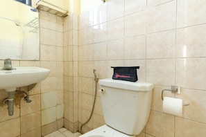 Shower, free toiletries, towels