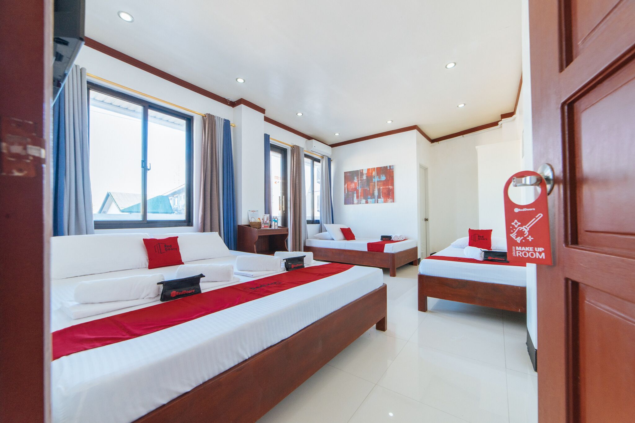 Family Room | Desk, free WiFi