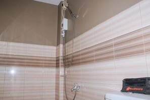 Shower, free toiletries, towels - RedDoorz @ Taloto District Tagbilaran (Tagbilaran)