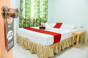 Double Room (Reddoorz) | Desk, free WiFi, bed sheets - RedDoorz @ Taloto District Tagbilaran (Tagbilaran)