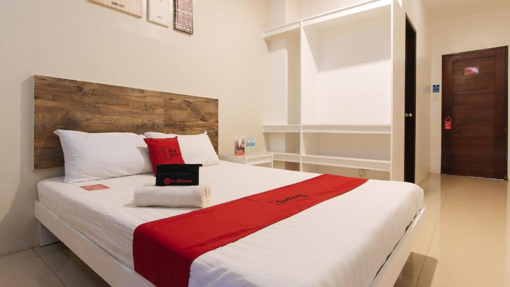 Desk, bed sheets