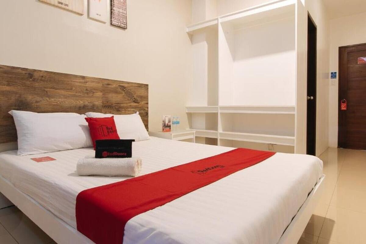 Desk, bed sheets