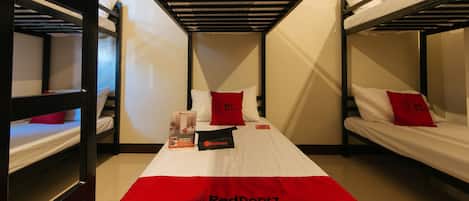Chambre Familiale | Bureau, draps fournis