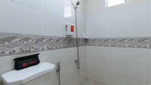 Shower, free toiletries, towels - RedDoorz @ Golite Washington - Hostel (Legazpi)