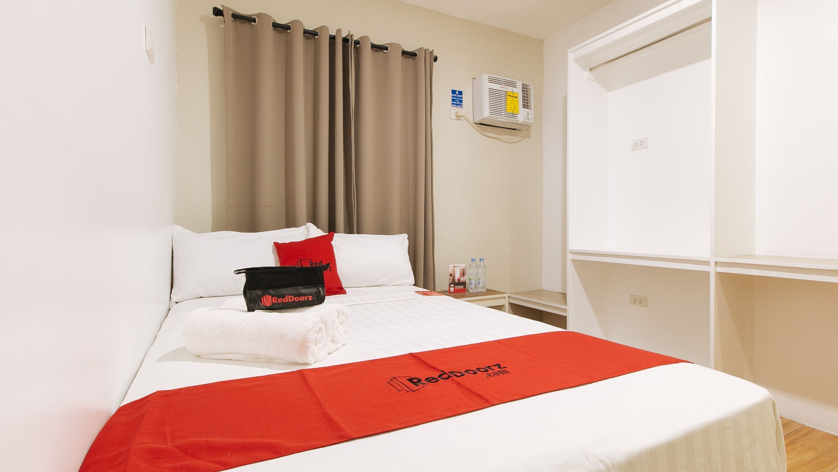 Desk, bed sheets
