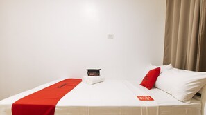 Doppelzimmer (Reddoorz) | Schreibtisch, Bettwäsche