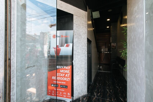 Front of property - RedDoorz near Quiapo Church Manila (Manila)