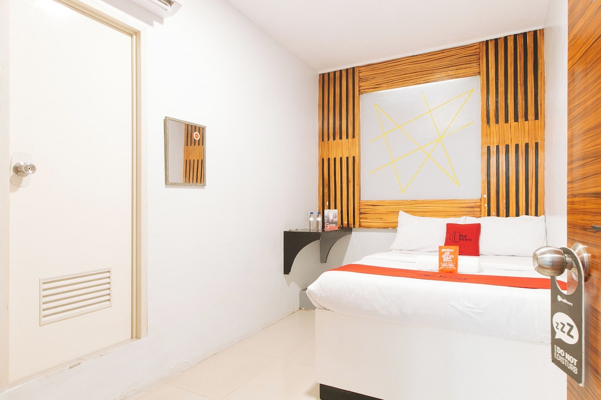 Escritorio, wifi gratis y ropa de cama 