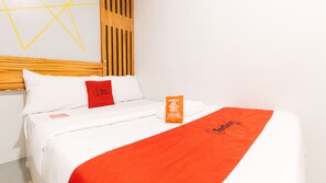 Habitación doble (Reddoorz Window is not Guaranteed) | Escritorio, wifi gratis y ropa de cama 