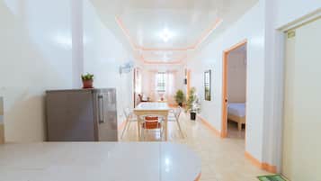Studio (Reddoorz) | In-room dining
