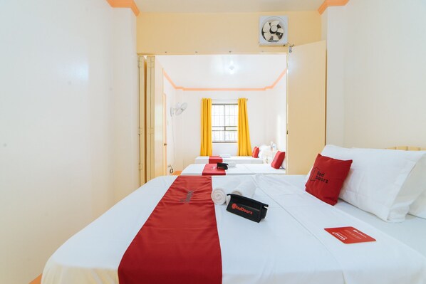 Desk, WiFi, bed sheets - RedDoorz @ Q Abeto Street Mandurriao (Iloilo)