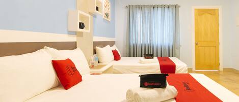 Twin Room | Meja, cadar katil