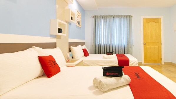 Kamar Twin | Meja kerja dan seprai linen