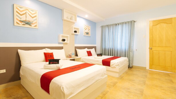 Kamar Twin | Meja kerja dan seprai linen