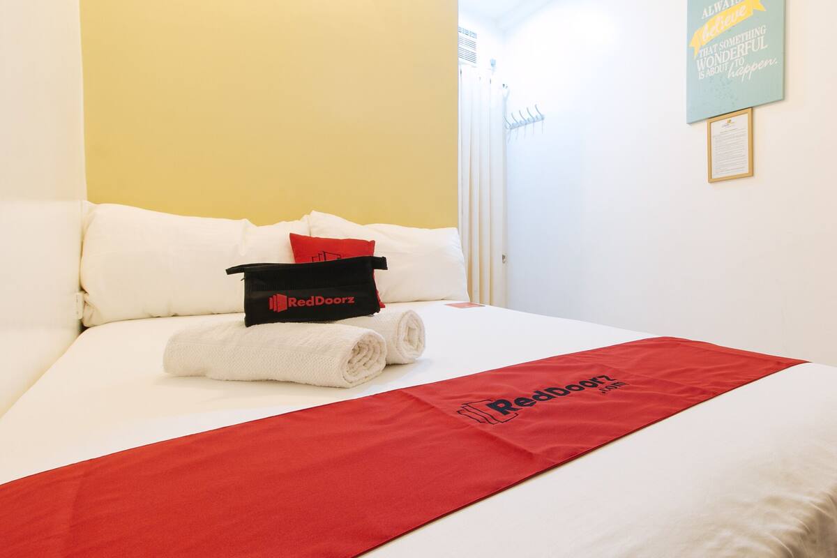 Double Room (Reddoorz) | Desk, bed sheets