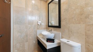 Regadera, amenidades de baño gratuitas, toallas